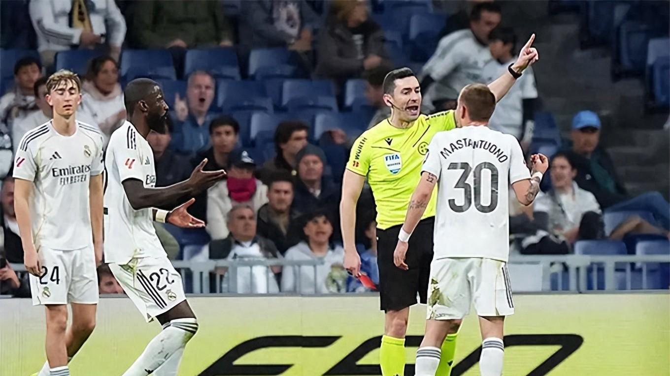 开云下载网址-皇马失利后陷入新危机，球迷高呼“弗洛伦蒂诺下课”